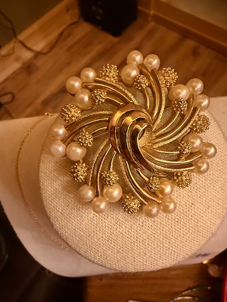 Crown Trifari Gold Pearl Swirl Brooch - Womens Jewelry 80$